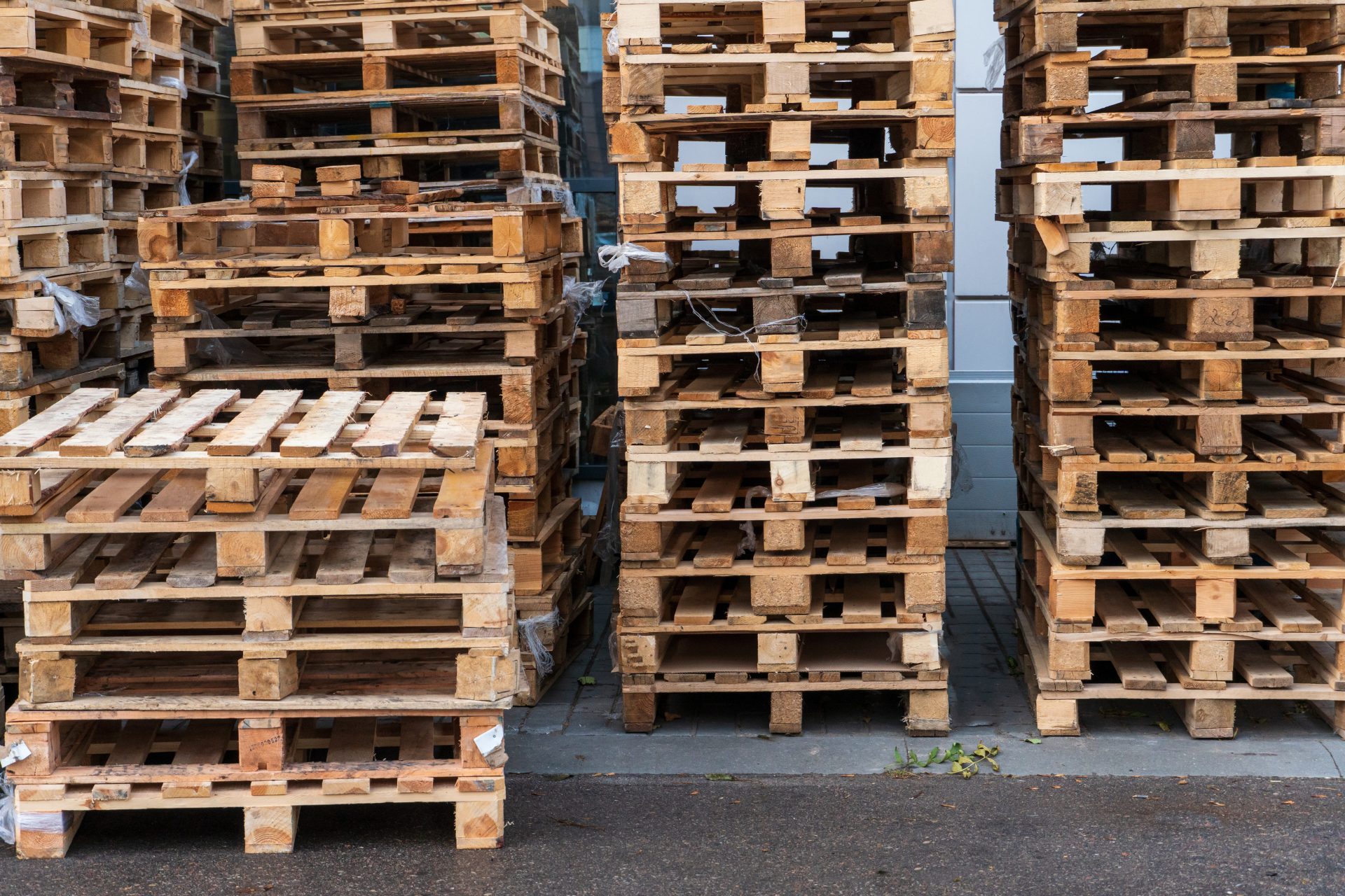 When It's Time to Remove and Dispose of Wood Pallets